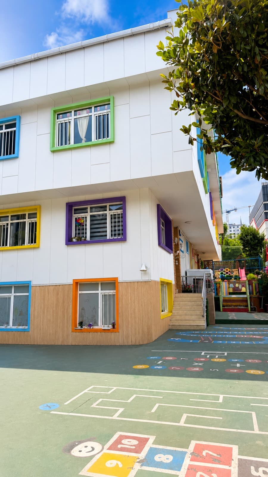 Çınar Akademi Koleji renkli cephesi ve oyun alanı