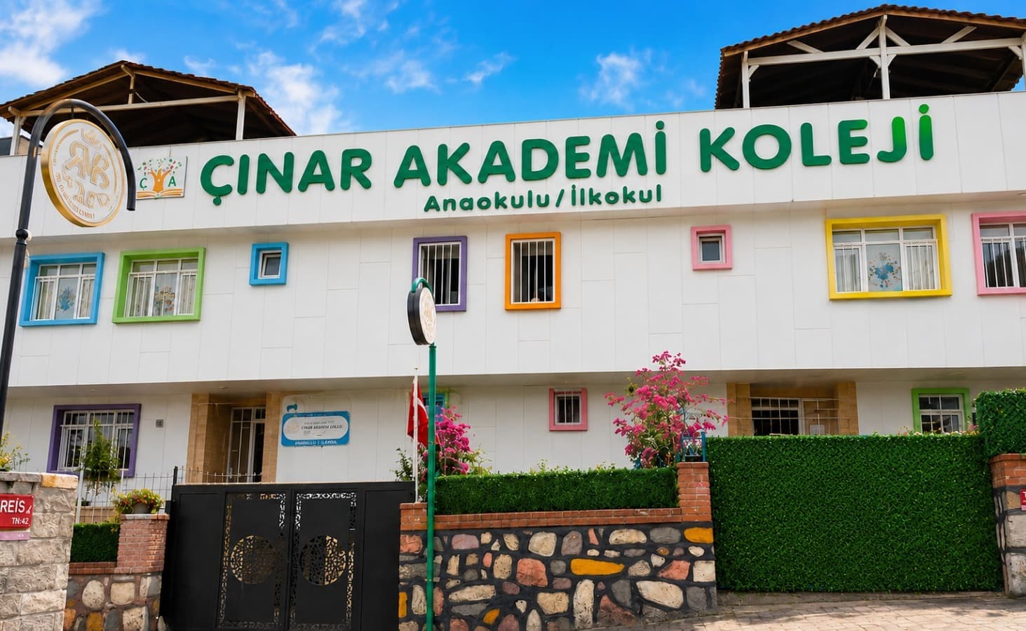 Çınar Akademi Koleji ön cephesi